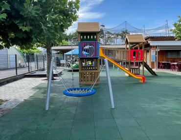 Geniesse eine schöne Zeit auf dem neuen Spielplatz.